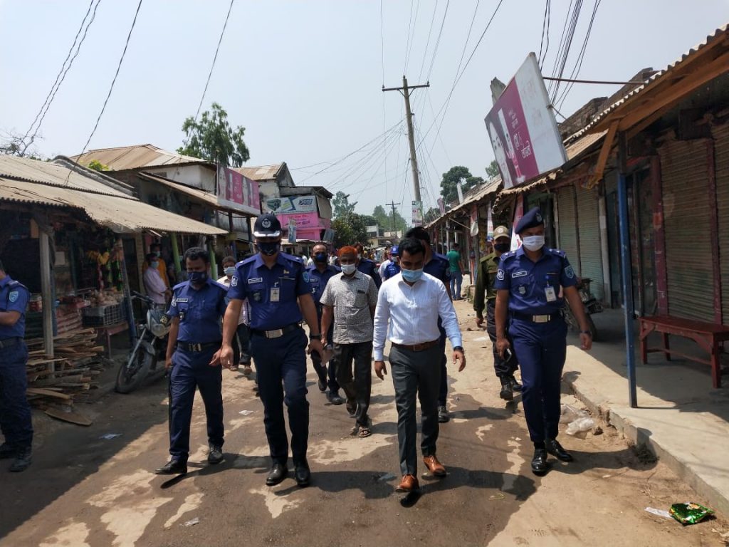 স্বাস্থ্যবিধি নিশ্চিত করতে কঠোর অবস্থানে হাকিমপুর উপজেলা প্রশাসন