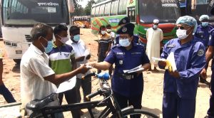 ঝালকাঠিতে পুলিশের মাস্ক ও লিফলেট বিতরণ