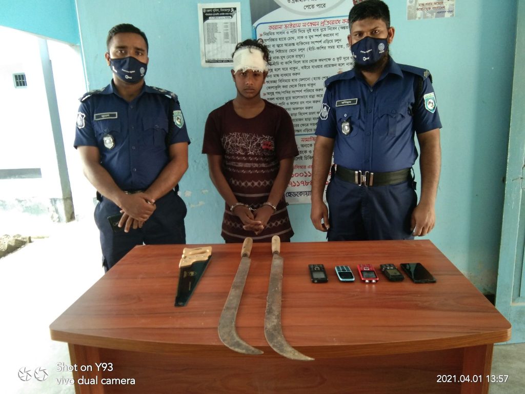 হিলিতে দেশীয় অস্ত্রসহ এক ডাকাত সদস্য আটক