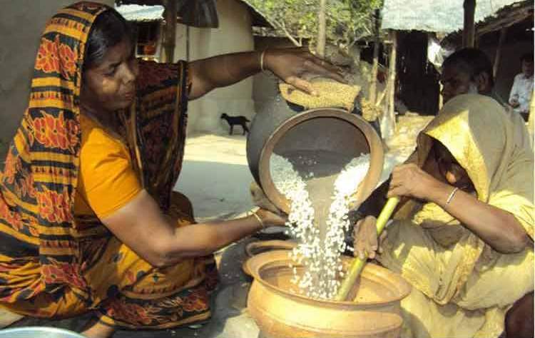 রমজানের প্রস্তুতি: রূপগঞ্জে ঘরে ঘরে মুড়ি ভাজার ধুম