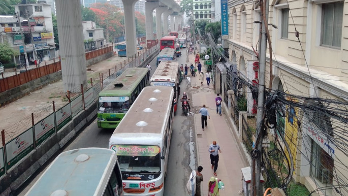 ২২ দিন পর ঢাকার রাস্তায় গণপরিবহন