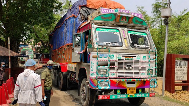 হিলি স্থলবন্দর দিয়ে সীমিত পরিসরে চলছে পণ্য আমদানি