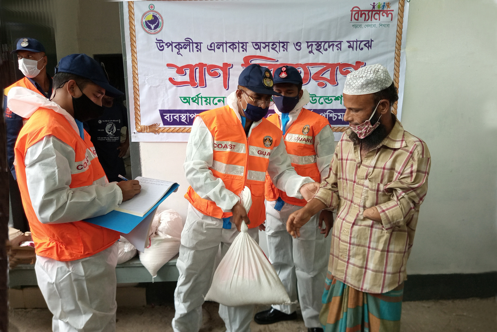 বিদ্যানন্দ ফাউন্ডেশন এর অর্থায়নে ও কোস্ট গার্ড এর তত্ত্বাবধানে ত্রাণ বিতরণ