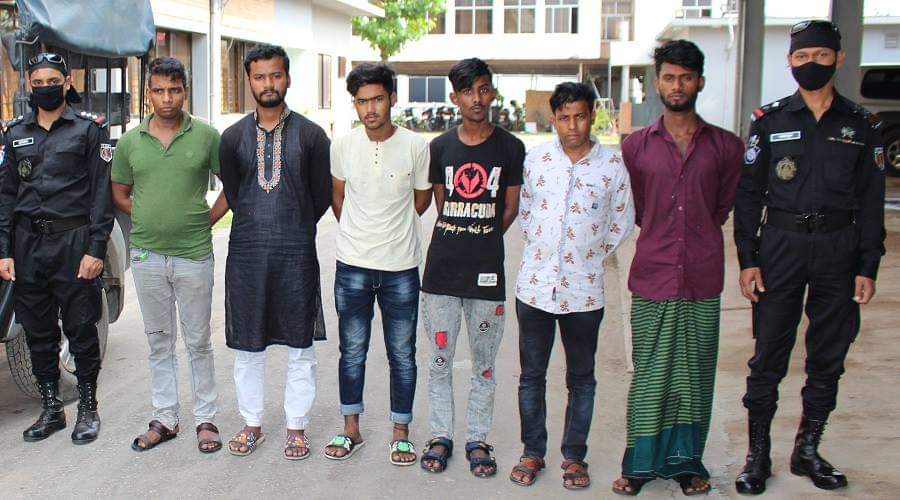 রূপগঞ্জে দুই ড্রাম চোরাই তেলসহ গ্রেফতার ৬