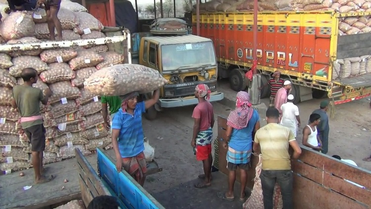 কেজিপ্রতি ১২ টাকা কমেছে হিলিতে পেঁয়াজের দাম 