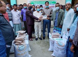 কৃষি প্রণোদনা পেলো আটশ কৃষক