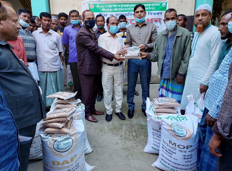 কৃষি প্রণোদনা পেলো আটশ কৃষক