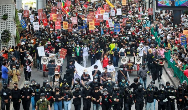 রাজতন্ত্রের বিরুদ্ধে বিক্ষোভে উত্তাল থাইল্যান্ড