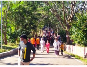 পর্যটকের ঢল পড়েছে বান্দরবানে