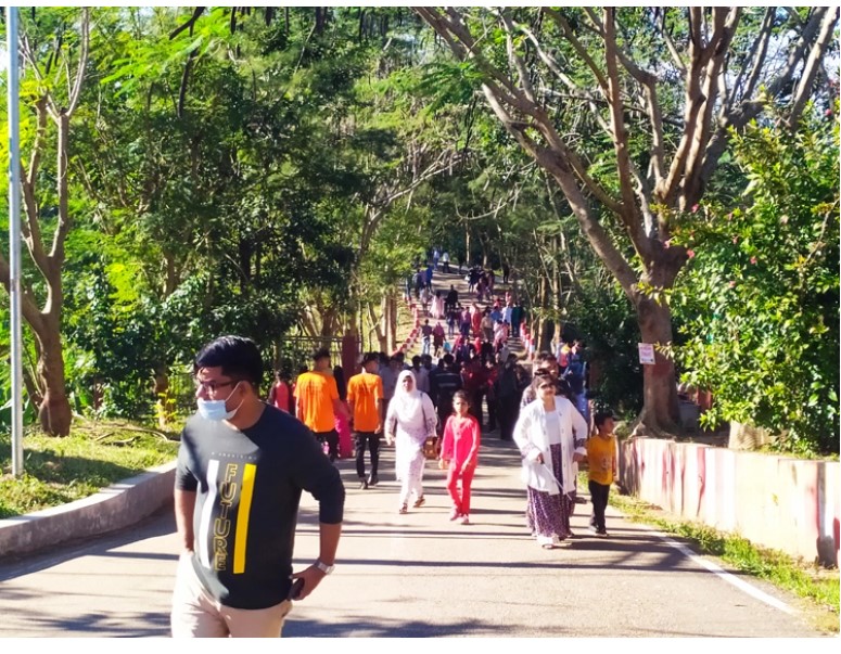 পর্যটকের ঢল পড়েছে বান্দরবানে