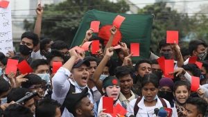 অব্যবস্থাপনার বিরুদ্ধে আজ শনিবার লালকার্ড প্রদর্শন করেছে নিরাপদ সড়কের আন্দোলনরত শিক্ষার্থীরা। এদিকে নতুন কর্মসূচি হিসেবে তারা আগামীকাল (৪ ডিসেম্বর)