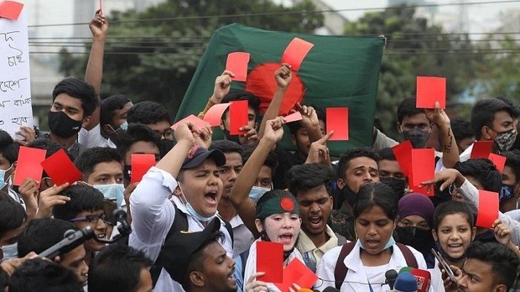 অব্যবস্থাপনার বিরুদ্ধে আজ শনিবার লালকার্ড প্রদর্শন করেছে নিরাপদ সড়কের আন্দোলনরত শিক্ষার্থীরা। এদিকে নতুন কর্মসূচি হিসেবে তারা আগামীকাল (৪ ডিসেম্বর)