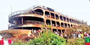 বৃহস্পতিবার রাতে আগুনে পোড়া লঞ্চ অভিযান-১০