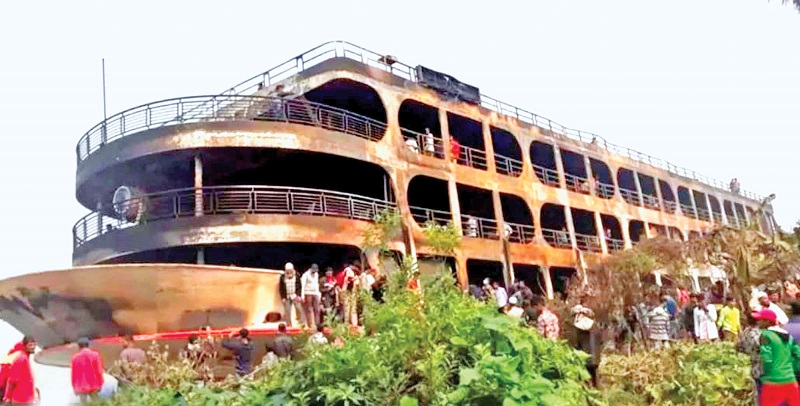 বৃহস্পতিবার রাতে আগুনে পোড়া লঞ্চ অভিযান-১০