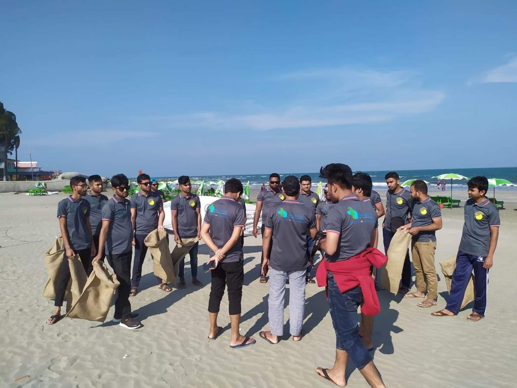 সেন্টমার্টিনে সাংবাদিকদের নিয়ে প্লাস্টিক পরিষ্কার করলো সেভ আওয়ার সি