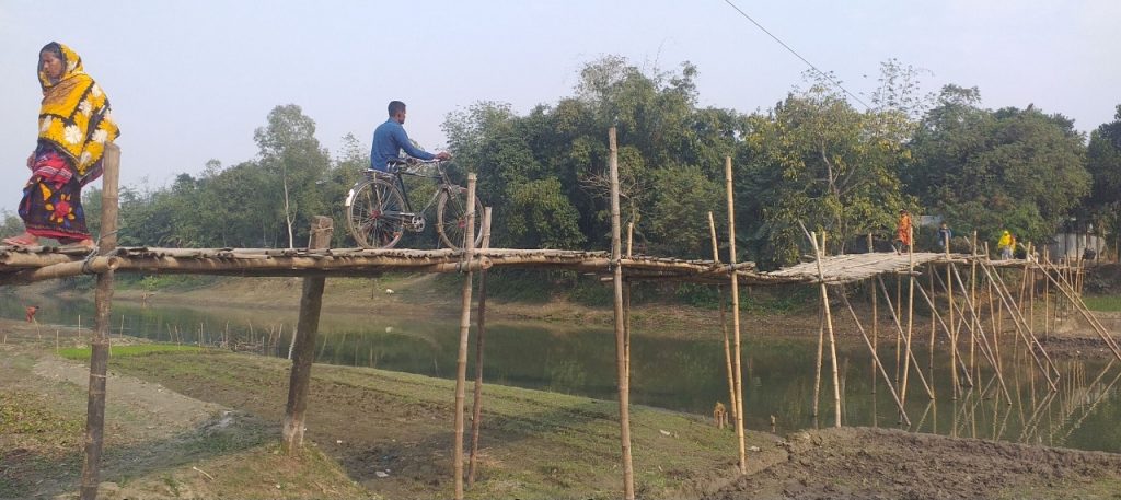 উন্নয়নে বাধা ‘বাঁশের সাঁকো’