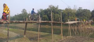 উন্নয়নে বাধা ‘বাঁশের সাঁকো’