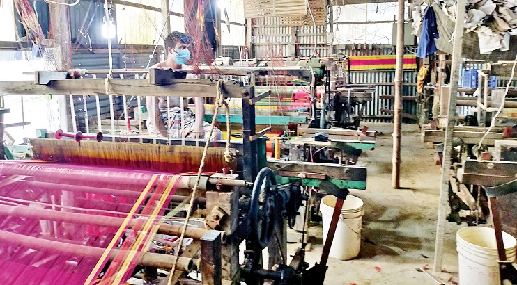 টাঙ্গাইলের তাঁতশিল্পে ওমিক্রনের ধাক্কা