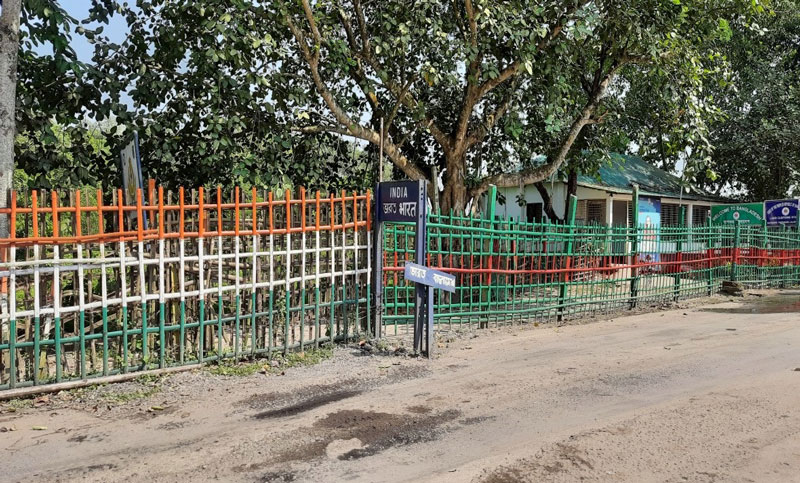 সীমান্তের বেড়ায় লাল-সবুজ