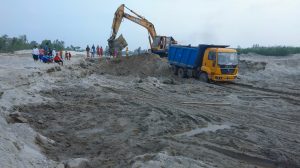 ইজারার নামে ফসলি জমি কাটছে ঠিকাদার