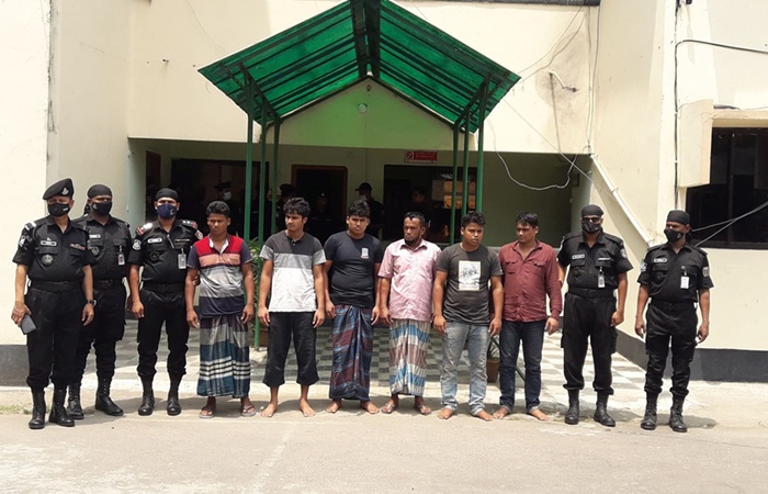 এসআইকে কুপিয়ে জখম অস্ত্র-গুলিসহ গ্রেপ্তার ৬