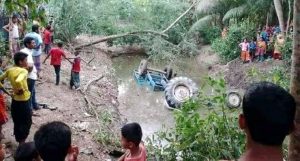 হাতিয়ায় পাওয়ারটিলার খাদে পড়ে নিহত ৩