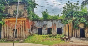 সংস্কারের অভাবে পরিত্যক্ত অবস্থায় পড়ে থেকে একেবারেই নিশ্চিহ্নের পথে পটুয়াখালী শহরের প্রাণকেন্দ্রে অবস্থিত পটুয়াখালীর শেষ জমিদার রাজেশ্বর রায় চৌধুরীর কাছারিবাড়ি। অস্তিত্ব সংকটে রয়েছে ইতিহাসের কাল সাক্ষী এ কাছারি বাড়িটি।