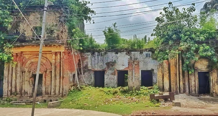 সংস্কারের অভাবে পরিত্যক্ত অবস্থায় পড়ে থেকে একেবারেই নিশ্চিহ্নের পথে পটুয়াখালী শহরের প্রাণকেন্দ্রে অবস্থিত পটুয়াখালীর শেষ জমিদার রাজেশ্বর রায় চৌধুরীর কাছারিবাড়ি। অস্তিত্ব সংকটে রয়েছে ইতিহাসের কাল সাক্ষী এ কাছারি বাড়িটি।