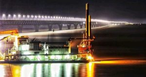 অনেক বাধা টপকিয়ে নিজের টাকায় পদ্মা সেতু নির্মাণ করে বিশ্বকে তাক লাগিয়ে দিয়েছে বাংলাদেশ। এর নেতৃত্বে দেওয়ায় প্রশংসায় ভাসছেন প্রধানমন্ত্রী শেখ হাসিনা।