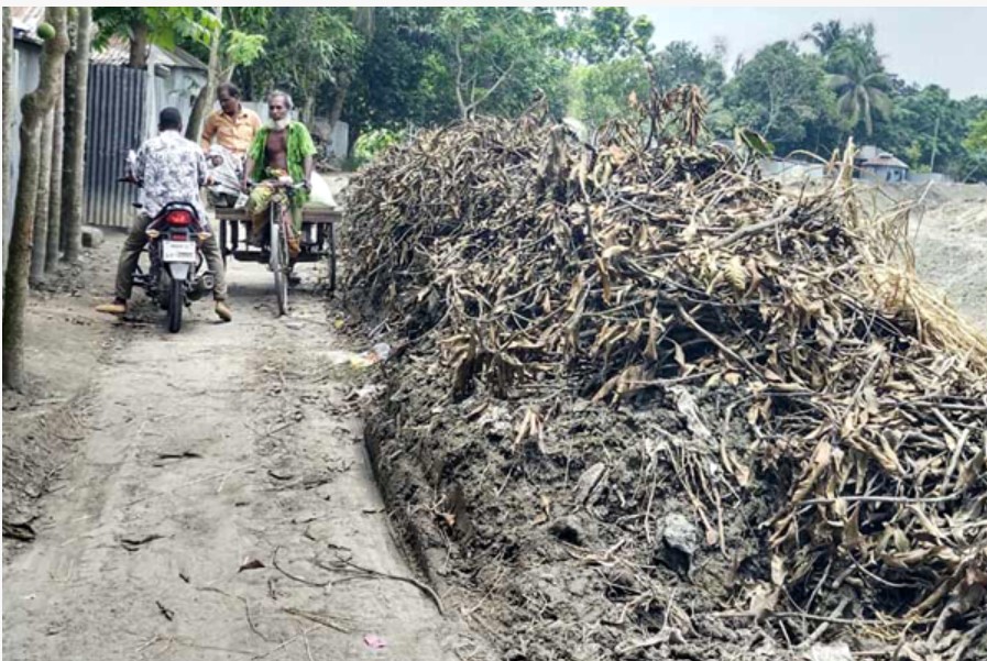 ক্যানেল খননের মাটি সড়কে, জনদুর্ভোগ চরমে