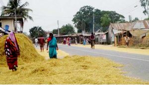 খড়ের দখলে সড়ক