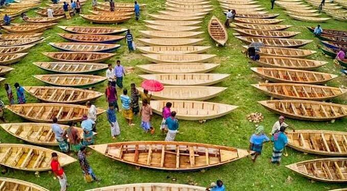 চলনবিলে জমজমাট নৌকার হাট