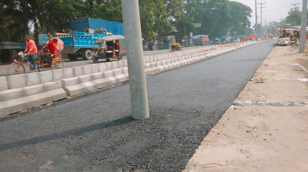 খুঁটি না সরিয়ে সড়ক সম্প্রসারণ