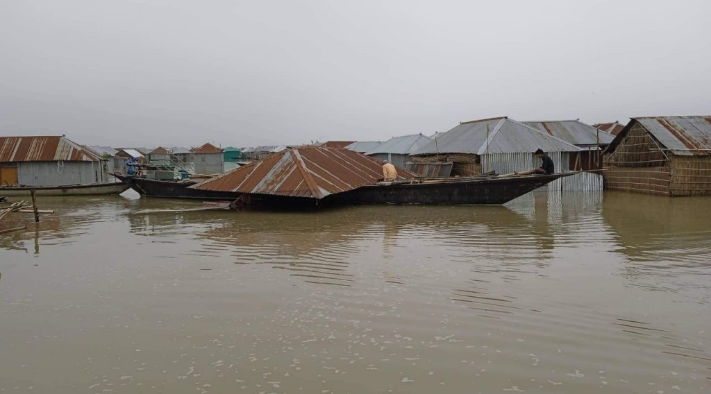 হু হু করে বাড়ছে পানি