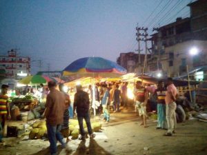 শিল্পনগরীর ফুটপাতে বেচা-কেনার ধুম