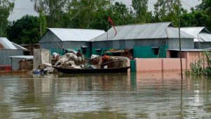 যমুনার পানি কমায় ঘরমুখি বানভাসীরা