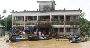 আশ্রয়কেন্দ্রে বিপদে শিশুরা