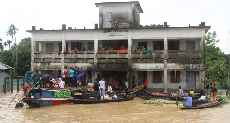 আশ্রয়কেন্দ্রে বিপদে শিশুরা
