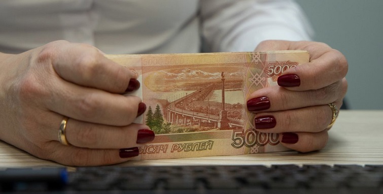 ডলারকে হারালো রুবল