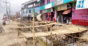 ধীরগতিতে ড্রেন নির্মাণে জনদুর্ভোগ