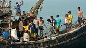 বঙ্গোপসাগরে ট্রলারসহ ১৩৫ ভারতীয় জেলে আটক
