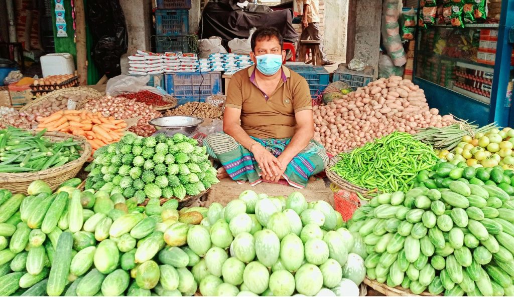 বন্যা-বৃষ্টির কামড় সবজিতে