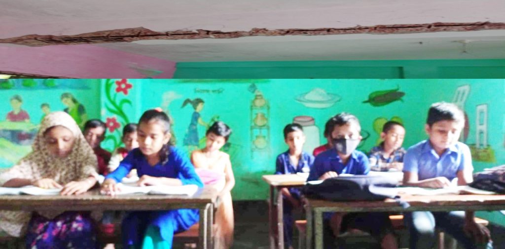 শ্রেণিকক্ষে পাঠদানে মৃত্যুঝুঁকি