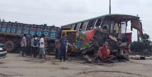 সাভারে রোববার (৫ জুন) সকাল ৯টার দিকে দুটি বাস ও একটি ট্রাকের মুখোমুখি সংঘর্ষে বাংলাদেশ পরমাণু শক্তি কমিশনের তিন কর্মকর্তাসহ চারজন নিহত হয়েছেন। এ সময় অন্তত ১৫ জন আহত হন। ঢাকা-আরিচা মহাসড়কের বলিয়াপুর এলাকার ইউটার্নে এ দুর্ঘটনা ঘটে।