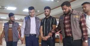 হাত দিয়ে পদ্মা সেতুর নাট-বল্টু খোলা