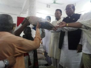 কুষ্টিয়ায় বিনামূল্যে বীজ-সার বিতরণ