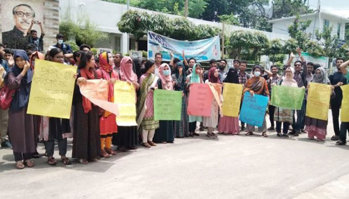 শিক্ষার্থীদের ক্লাস বর্জন-বিক্ষোভ