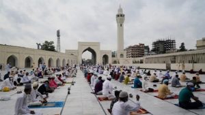 বাসা থেকে ওজু, কাতার ফাঁকা রেখে নামাজ