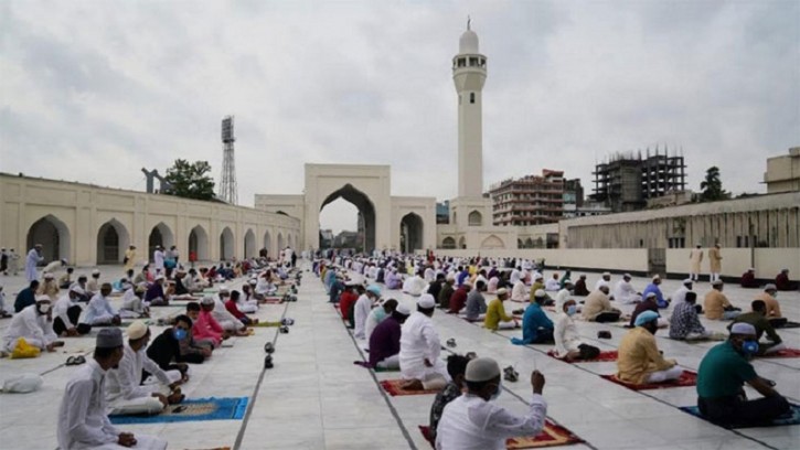 বাসা থেকে ওজু, কাতার ফাঁকা রেখে নামাজ