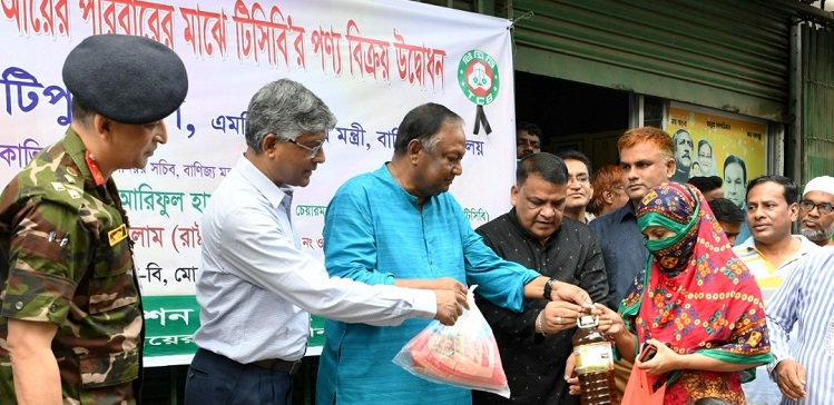 ট্রাক নয় টিসিবির পণ্য ডিলারদের হাতে